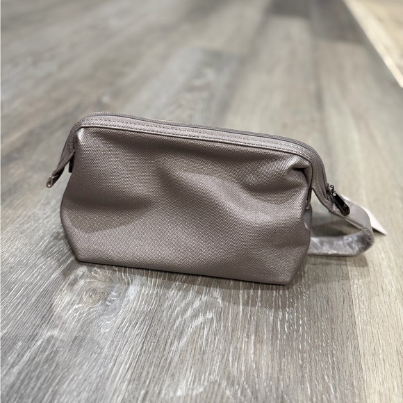 Lug Via Matte Luxe Vegan Leather Metallic Toiletry Case New with Tags - Picture 3 of 5